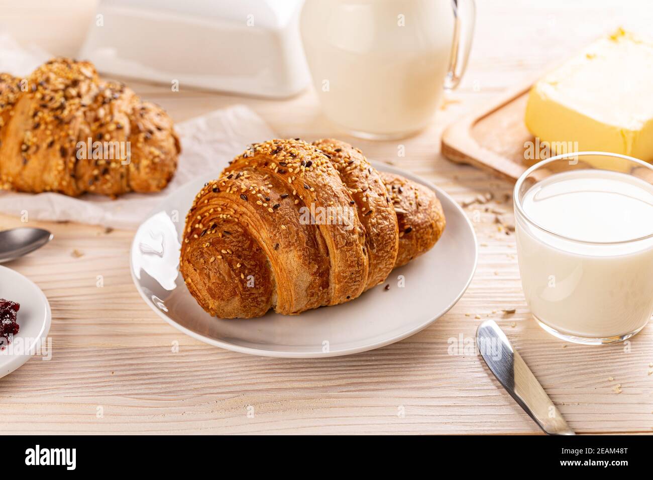 Desayuno Continental con croissants Foto de stock