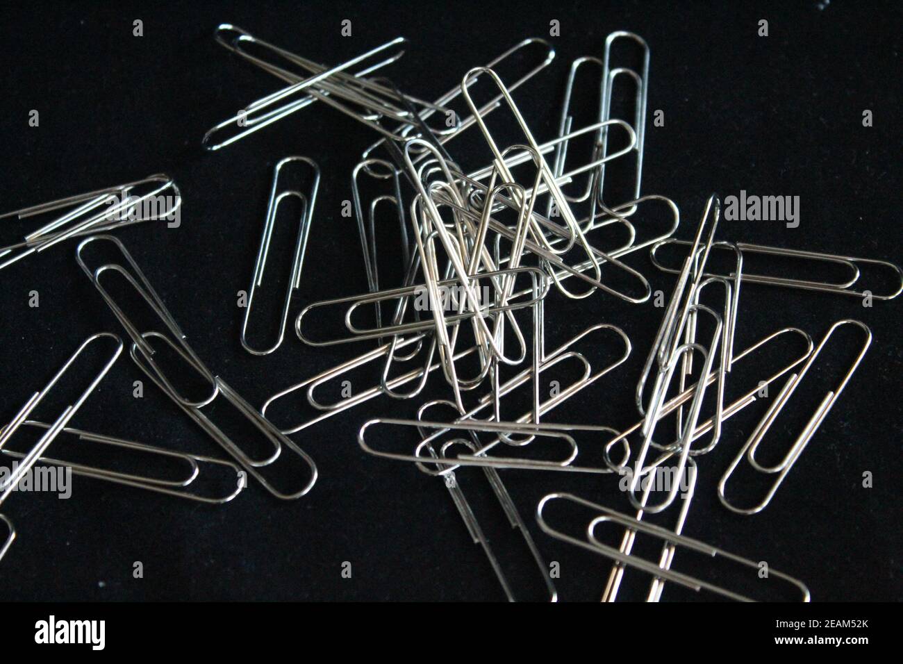 Clips de acero clips de alambre de acero inoxidable formas de presión Foto de stock