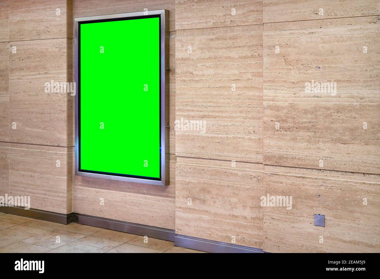 Pared con pantalla de luz y tablero de anuncios en marco de acero - el anuncio de color verde se burla Foto de stock