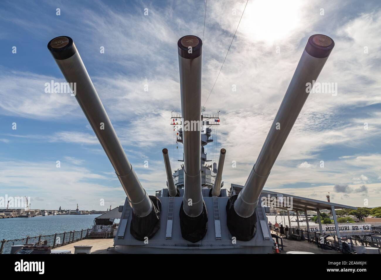 Pearl Harbor, Hawaii, EE.UU. - 24 de septiembre de 2018: Enormes cañones de USS Missouri atracados en Pearl Harbor. Cielo azul con nubes blancas como fondo. Foto de stock