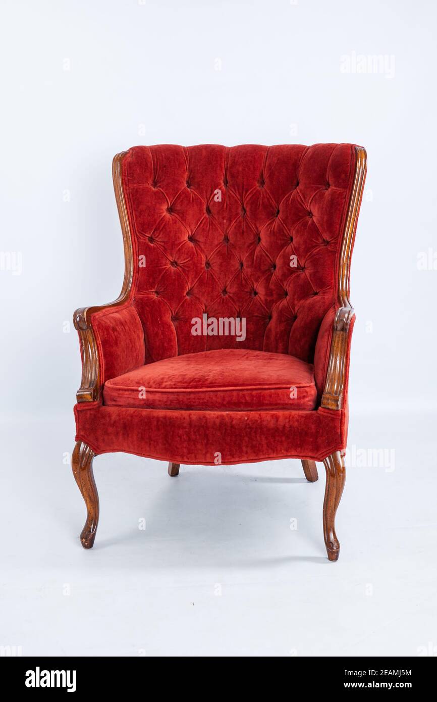 Un sillón rojo oscuro de estilo antiguo de muebles Fotografía de stock -  Alamy