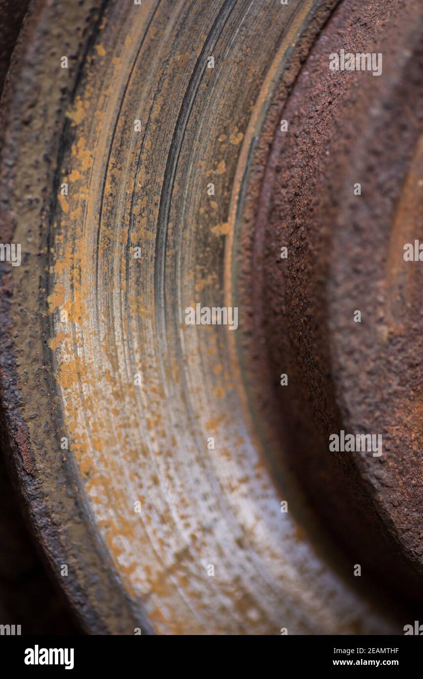 El disco de freno está desgastado y oxidado Foto de stock