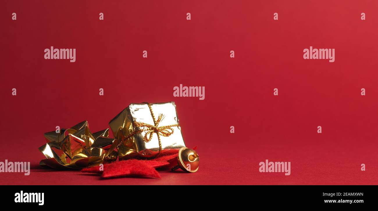 Decoración de Navidad en oro sobre fondo de papel rojo con espacio para texto Foto de stock