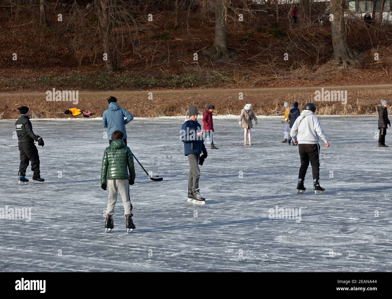 Palace Lake, Slotssøen, Dinamarca está abierto para el patinaje por primera vez desde 2012. Realmente un éxito para niños y adultos en el período de cierre de Corona Foto de stock