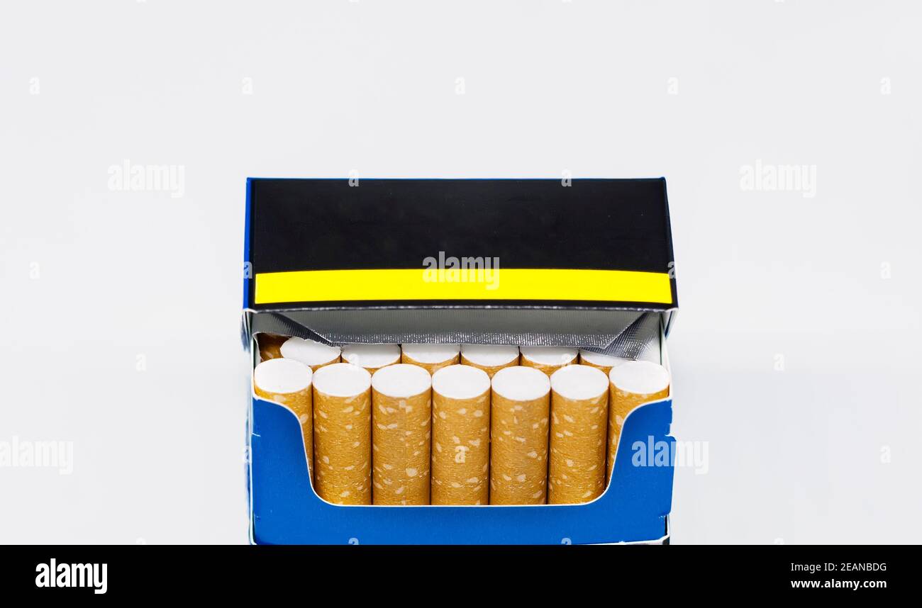 Grupo de cigarrillos dentro de un paquete azul abierto aislado sobre un  fondo blanco Fotografía de stock - Alamy