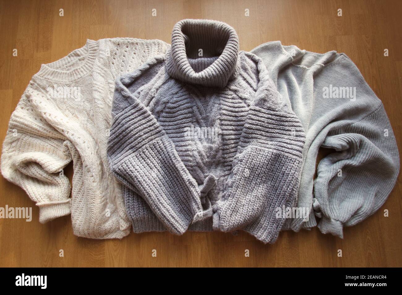 Tres suéteres cálidos pastel para el fondo de invierno. Ropa elegante para  mujer. Look de invierno acogedor. Plano, vista superior Fotografía de stock  - Alamy