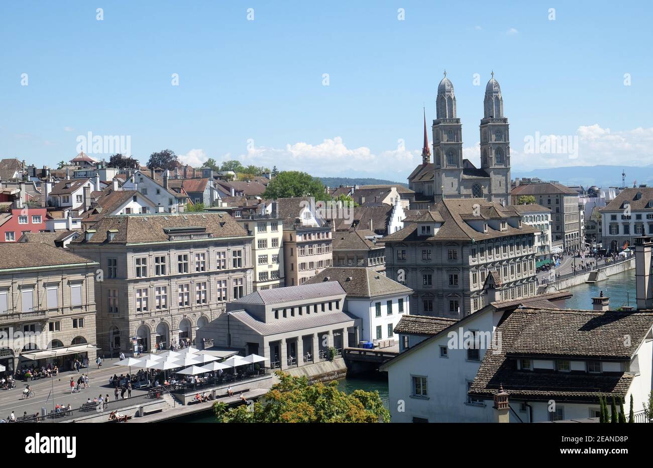 Vista panorámica del centro histórico de la ciudad de Zurich con la