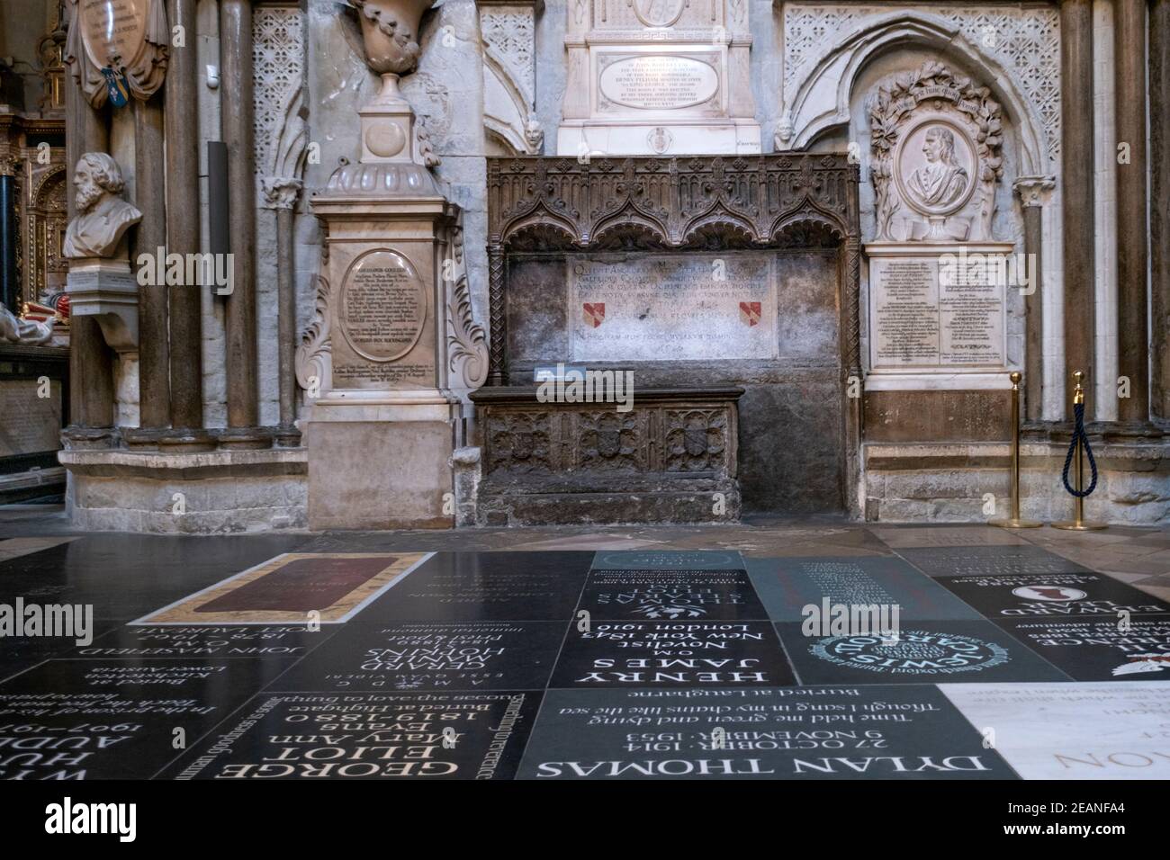 Abadía de Westminster, tumbas y monumentos conmemorativos en Poets Corner, Patrimonio de la Humanidad de la UNESCO, Westminster, Londres, Inglaterra, Reino Unido, Europa Foto de stock