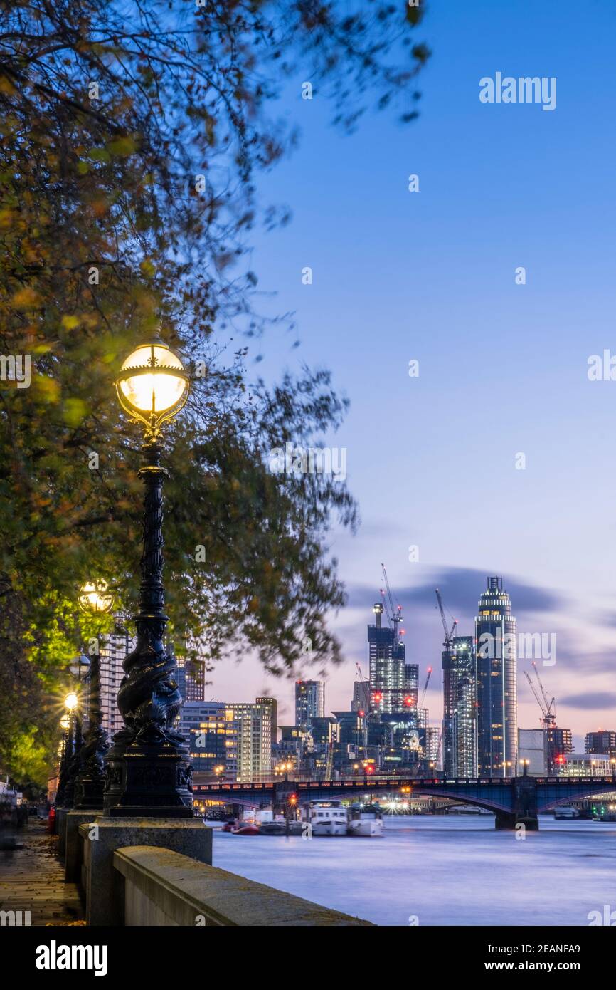 Lámparas de gas victorianas en Westminster, Vauxhall Bridge, edificios iluminados en nueve Elms, Londres, Inglaterra, Reino Unido, Europa Foto de stock