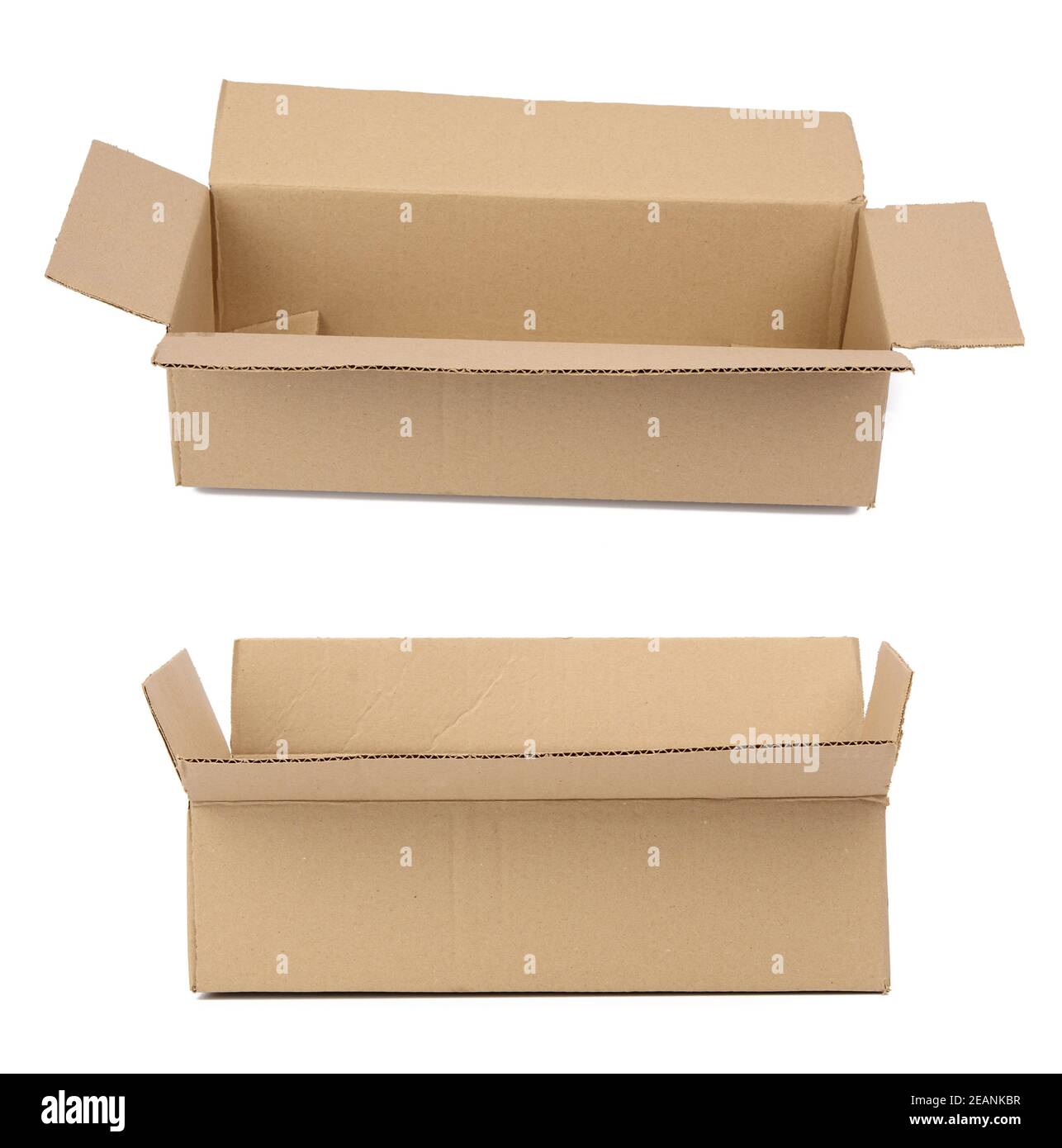 Caja de regalo de cartón marrón abierta con papel triturado aislado en  superficie blanca