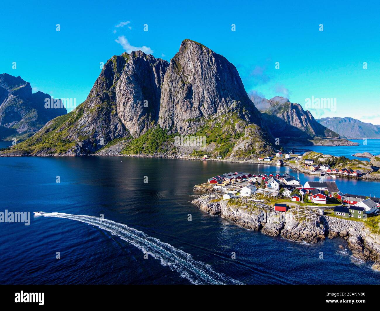 Antena de Reine y Reinefjord, Lofoten, Nordland, Noruega, Escandinavia, Europa Foto de stock