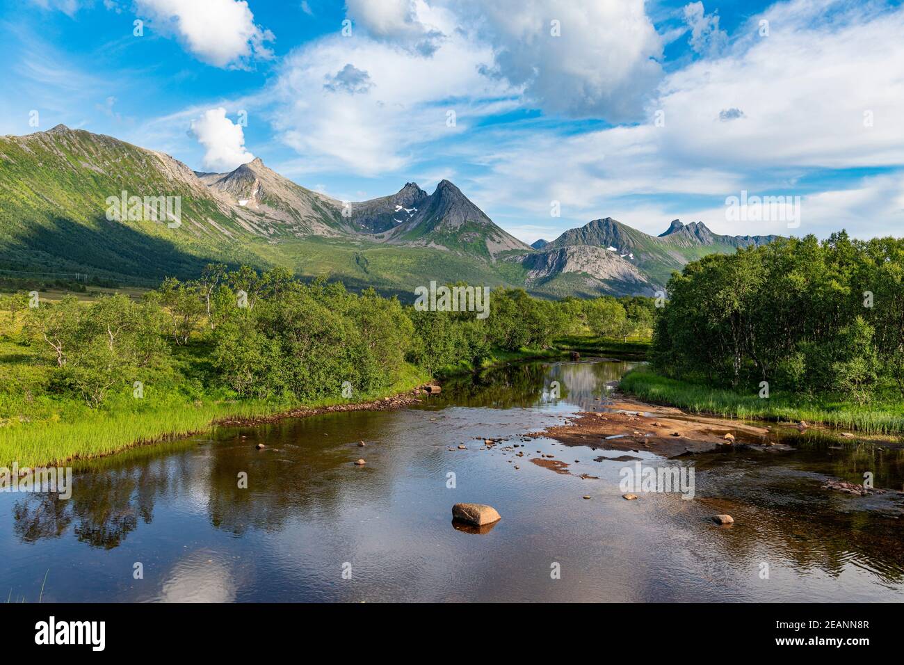 Hermoso río en las montañas de Andenes, carretera escénica Senja, Noruega, Escandinavia, Europa Foto de stock