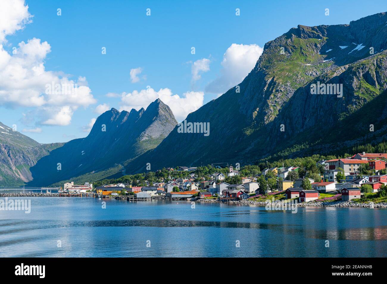 El pueblo de Gryllefjord, Gryllefjord, Senja, carretera escénica Senja, Noruega, Escandinavia, Europa Foto de stock