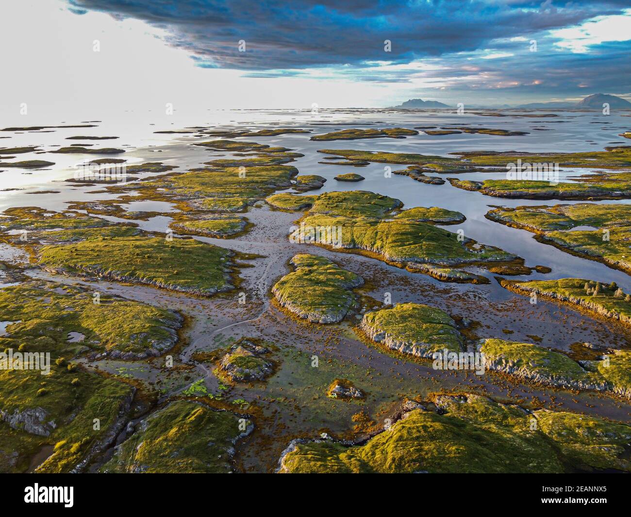 Aérea de la escarpada costa del Patrimonio de la Humanidad de la UNESCO al atardecer, el Archipiélago Vega, Noruega, Escandinavia, Europa Foto de stock
