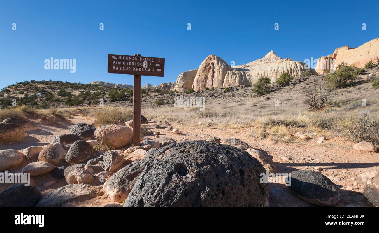Letrero en el cruce del puente Hickman, Rim Overlook y Navajo Knobs Trails, Fruita, Capitol Reef National Park, Utah, Estados Unidos de América Foto de stock
