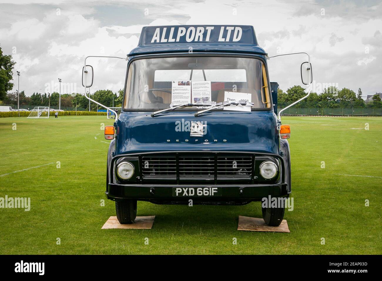 Vintage azul marino camión Bedford en un clásico show de coches, Reino Unido Foto de stock