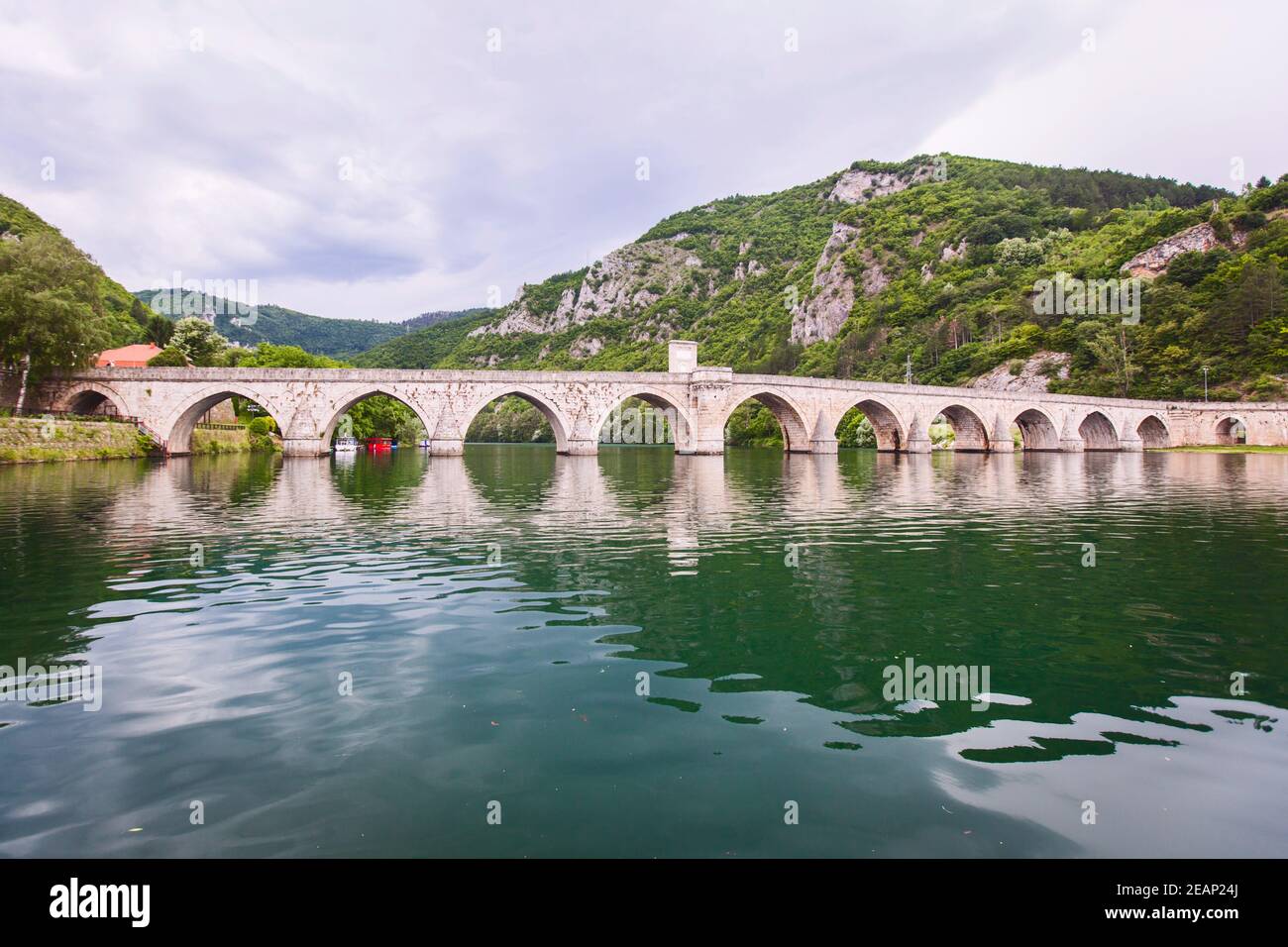 Puente histórico sobre el río Drina, Vista panorámica de la famosa atracción turística, Visegrad, Bosnia y Herzegovina Foto de stock