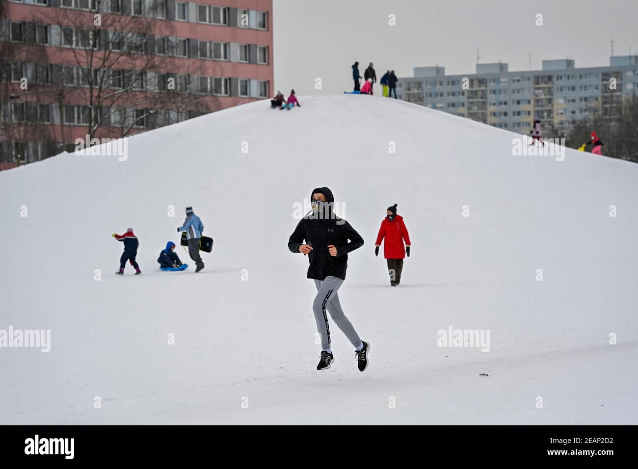 Praga, República Checa. 10 de febrero de 2021. La gente disfruta del clima invernal y los deportes de invierno en Praga, República Checa, 10 de febrero de 2021. Crédito: Vit Simanek/CTK Foto/Alamy Live News Foto de stock