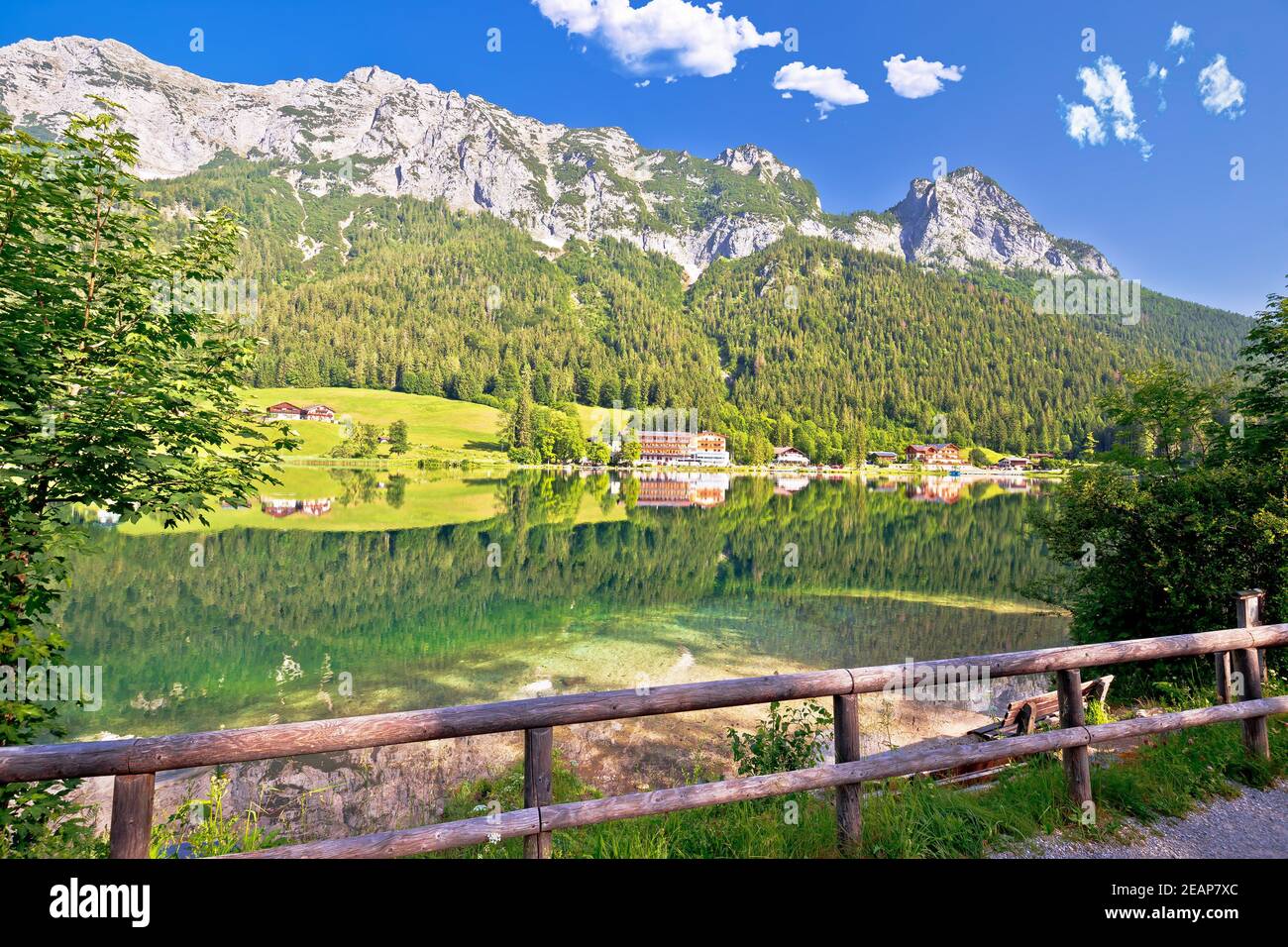 Lago Hintersee en Berchtesgaden paisaje alpino espejo vista Foto de stock