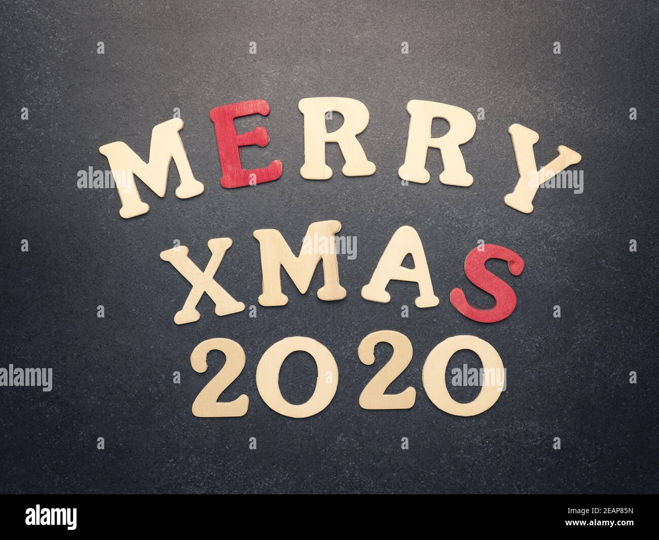 Las palabras Merry Xmas 2020 en una pizarra Foto de stock