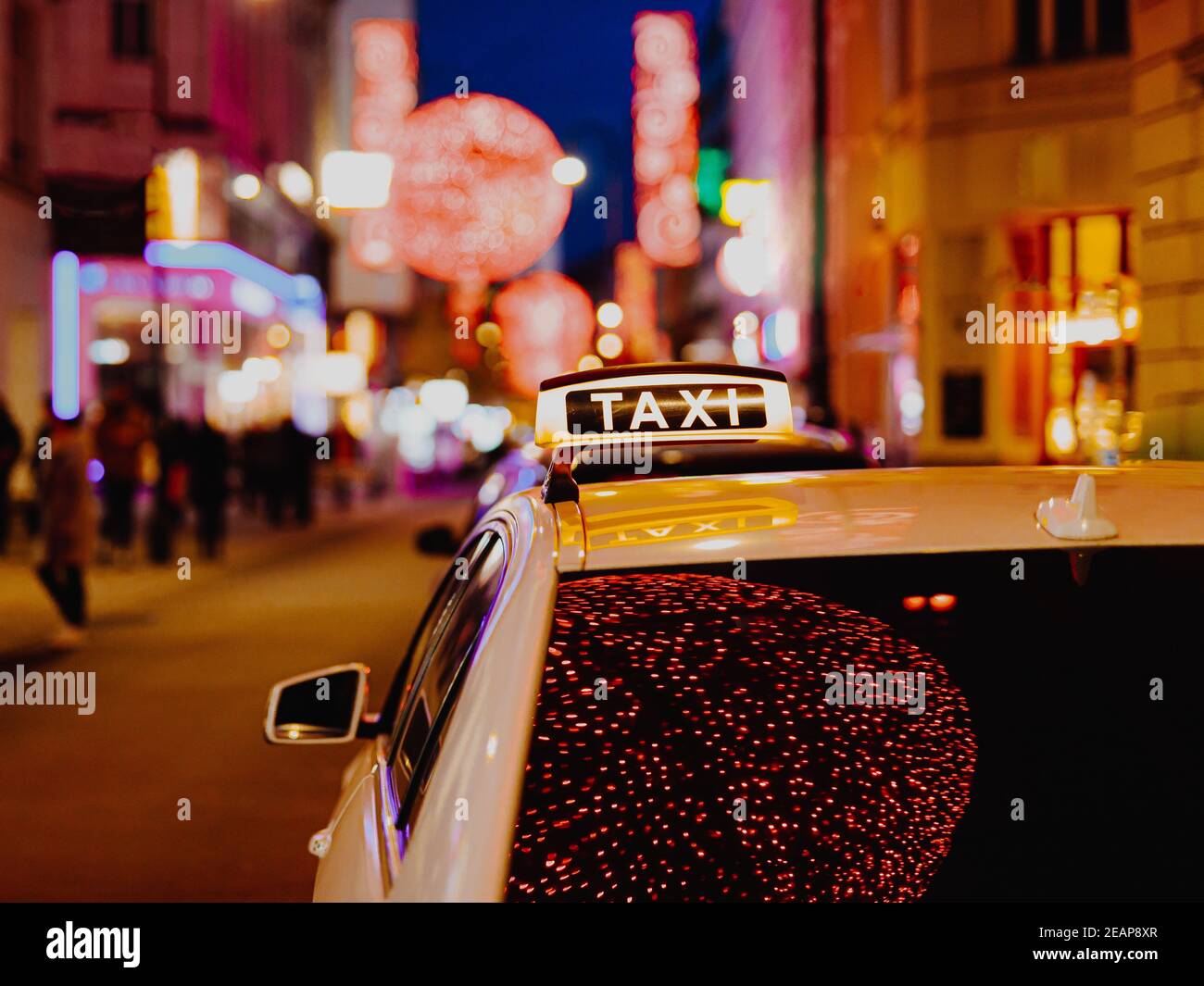 Taxi durante la noche en la ciudad de Viena, Austria Foto de stock