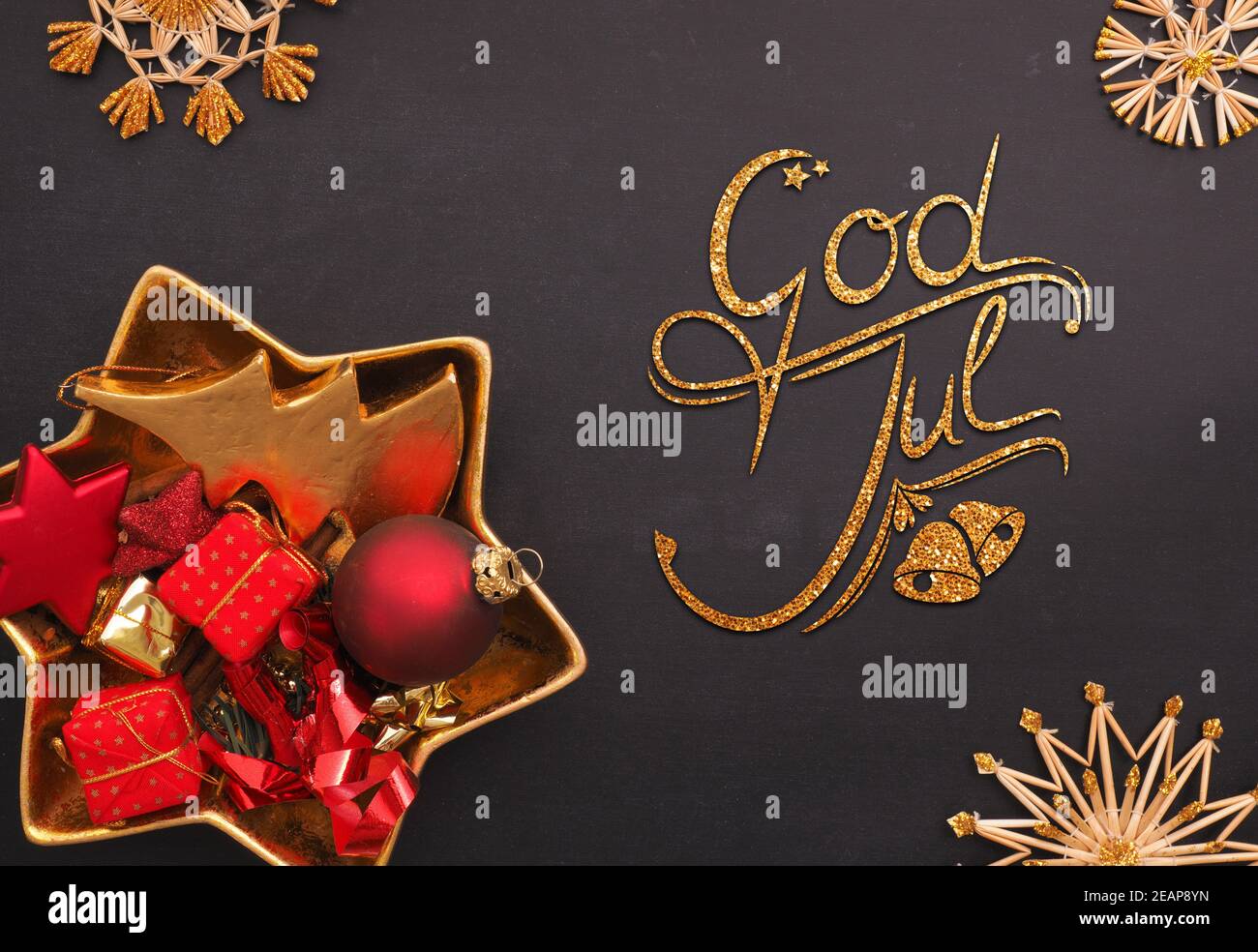 Dios Julio, Feliz Navidad escandinava con decoración de Navidad dorada y roja Foto de stock