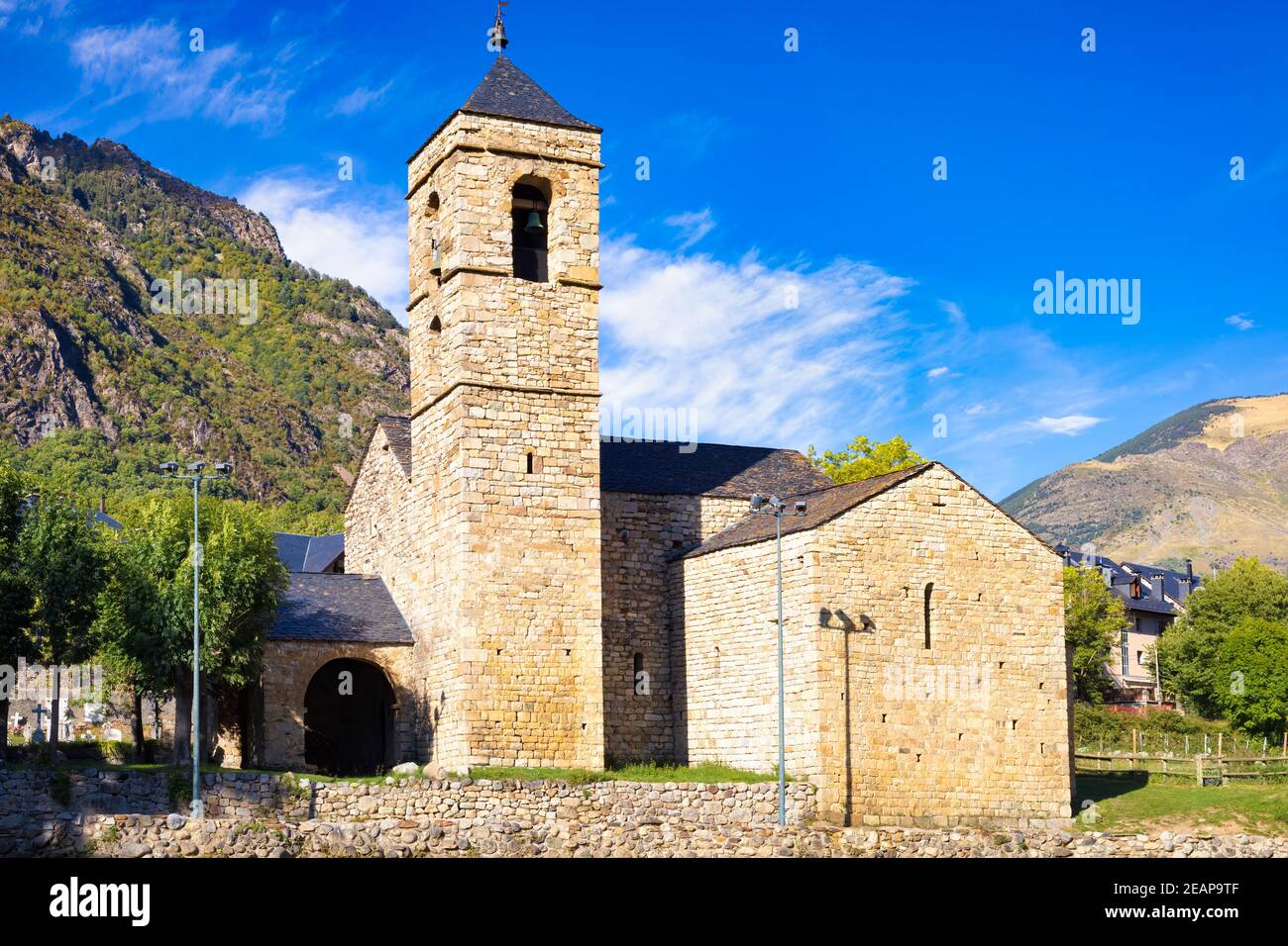 Vista de la fachada lateral de la iglesia románica de San Feliu de Barruera, patrimonio de la UNESCO, Valle de Boi, Cataluña, España Foto de stock