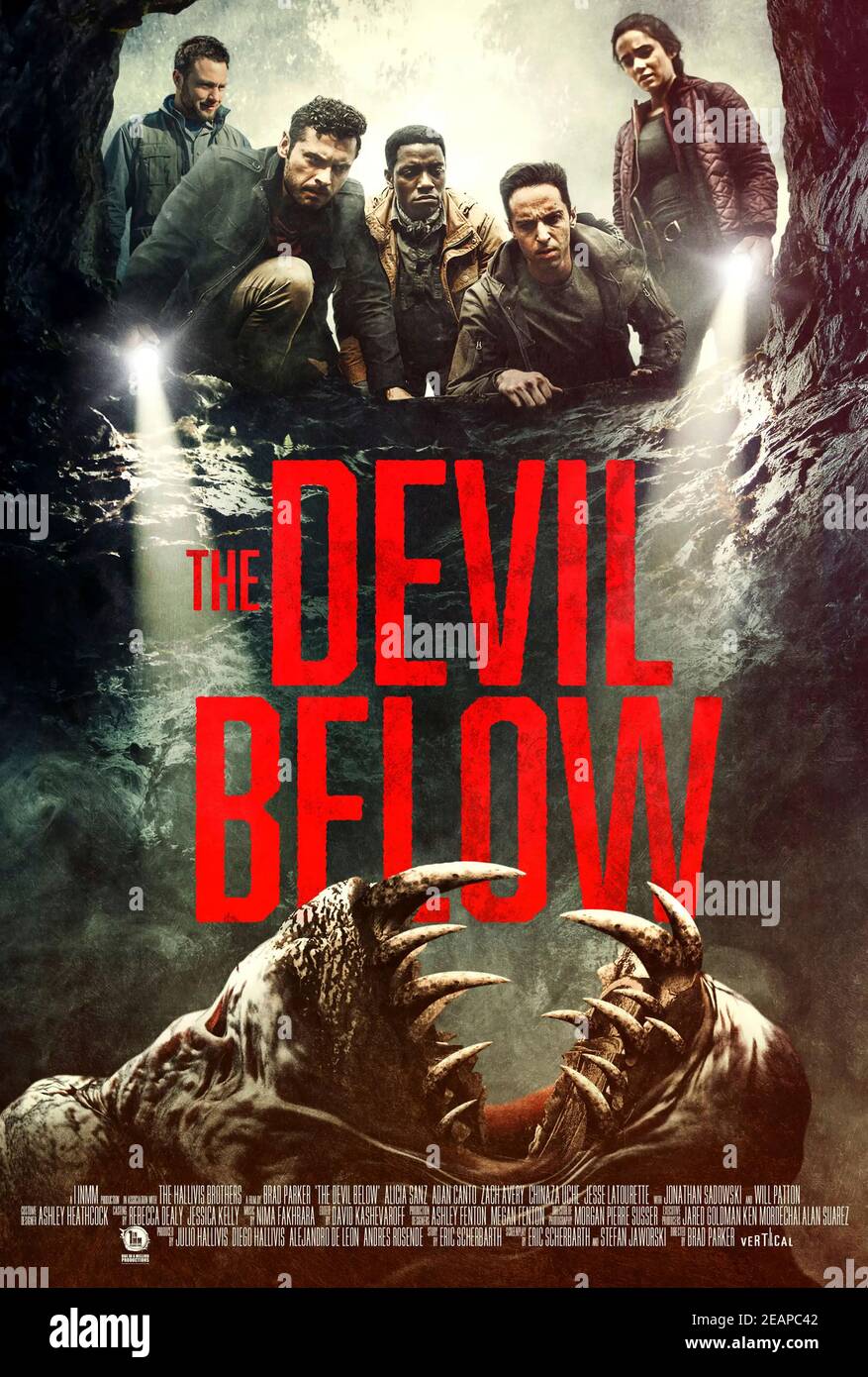 The Devil Below (2021) dirigida por Bradley Parker y protagonizada por Adan Canto, Will Patton y Jonathan Sadowski. Una expedición geológica a un agujero de los Apalaches se convierte en una lucha por la supervivencia contra una fuerza misteriosa. Foto de stock