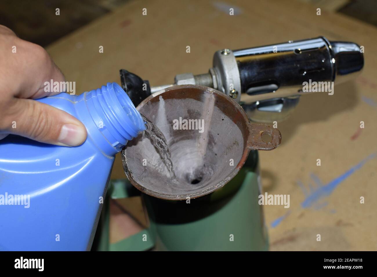 Depósito pulverizador de agua para peluquero, aislado sobre blanco  Fotografía de stock - Alamy