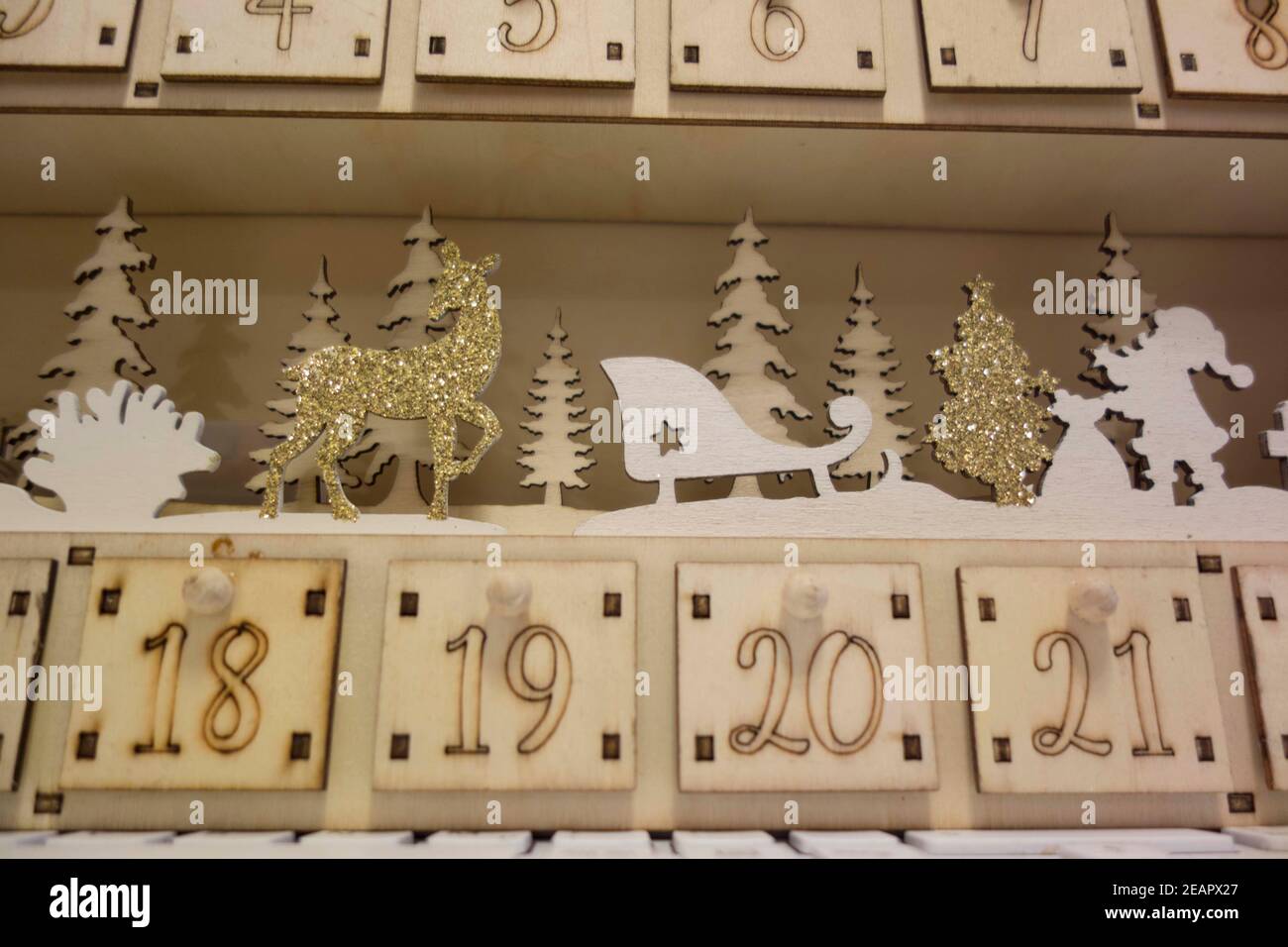 calendario de adviento en el tiempo antes de navidad Foto de stock