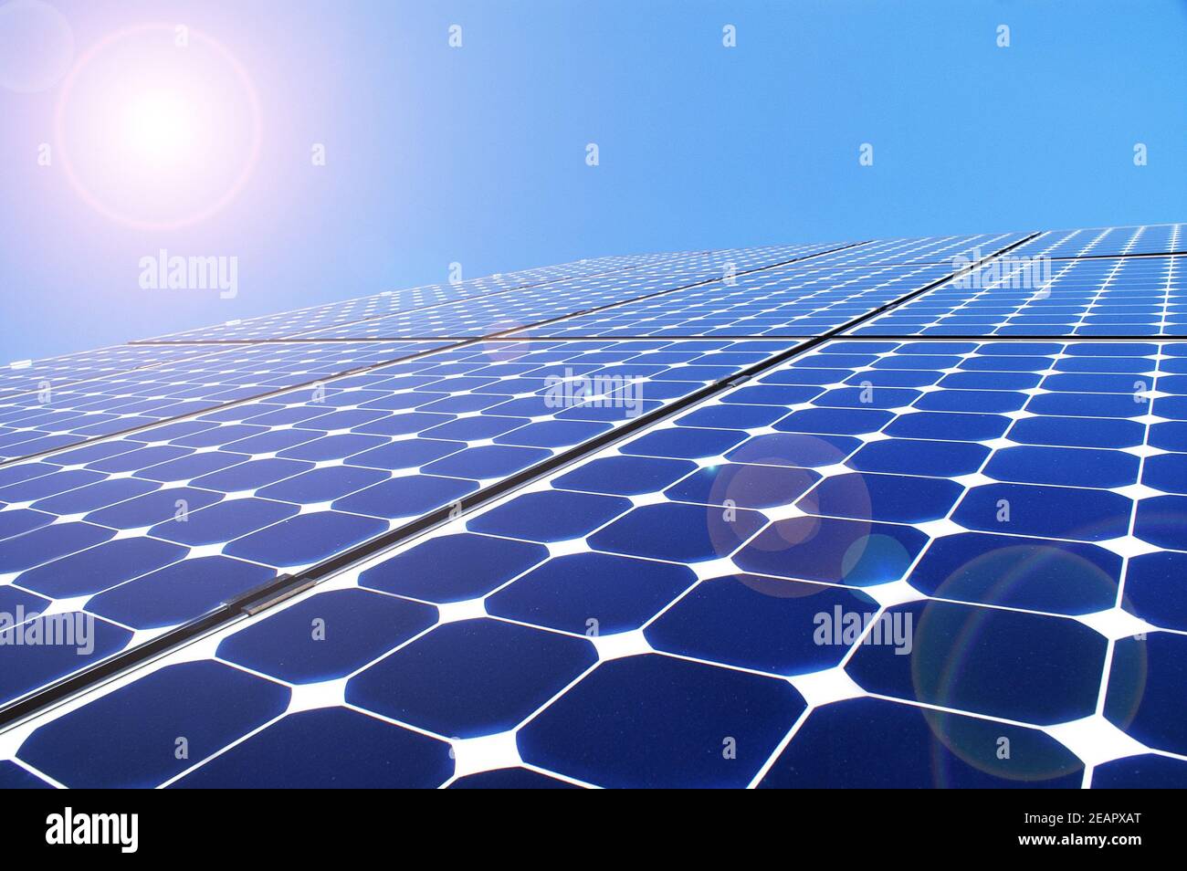 Los paneles solares limpian la electricidad, el futuro del planeta Foto de stock