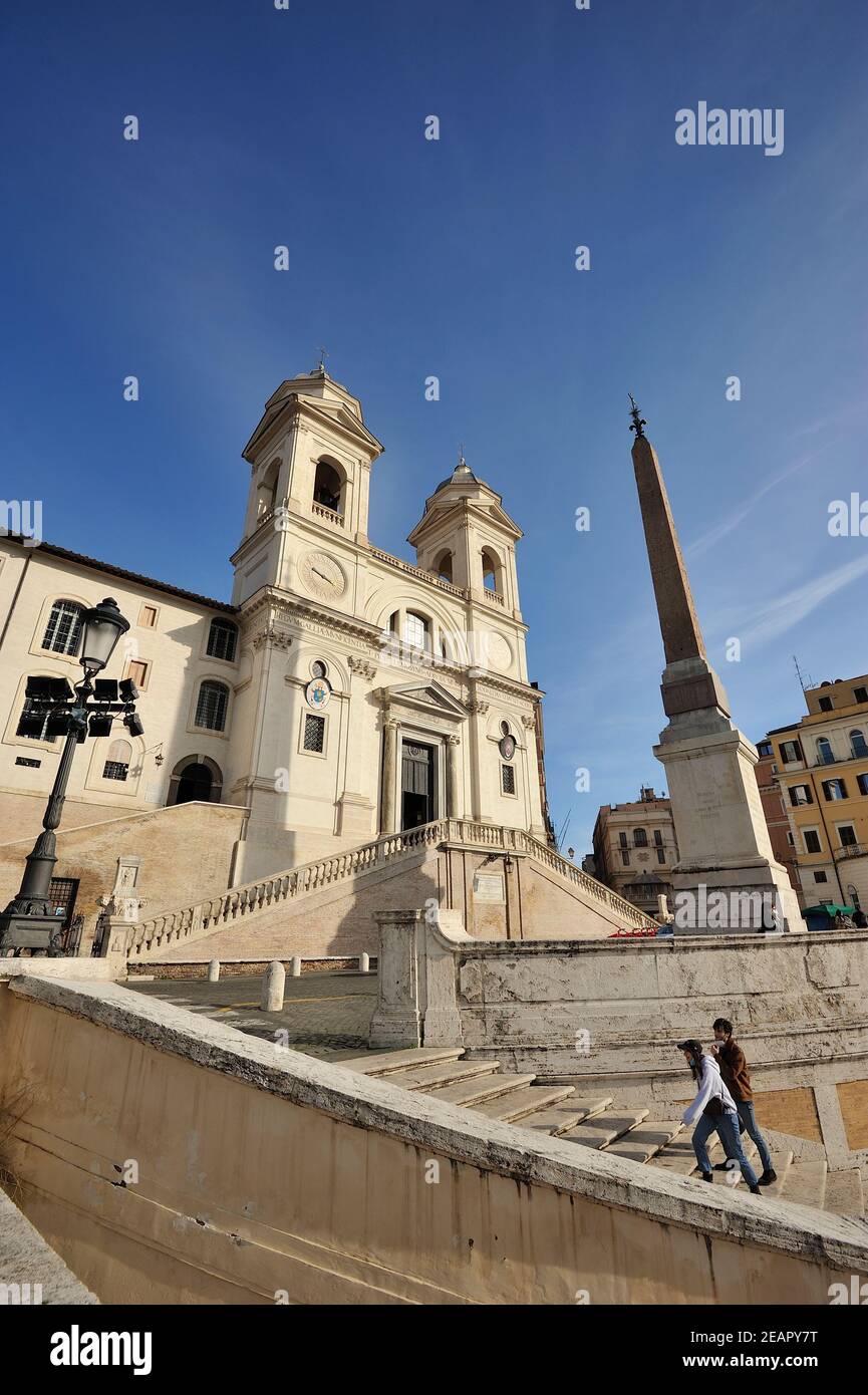 Italia, Roma, Piazza di Spagna, los pasos españoles y la iglesia de Trinità dei Monti Foto de stock
