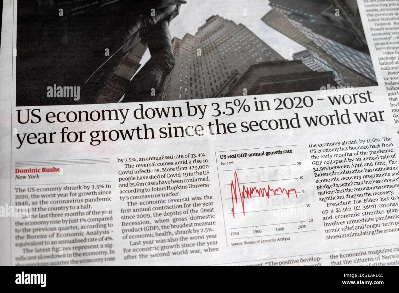 "LA economía ESTADOUNIDENSE bajó un 3.5% en 2020, el peor año Para el crecimiento desde la segunda guerra mundial' titular del periódico Guardian Dentro de la página artículo 28 de enero de 2021 Foto de stock