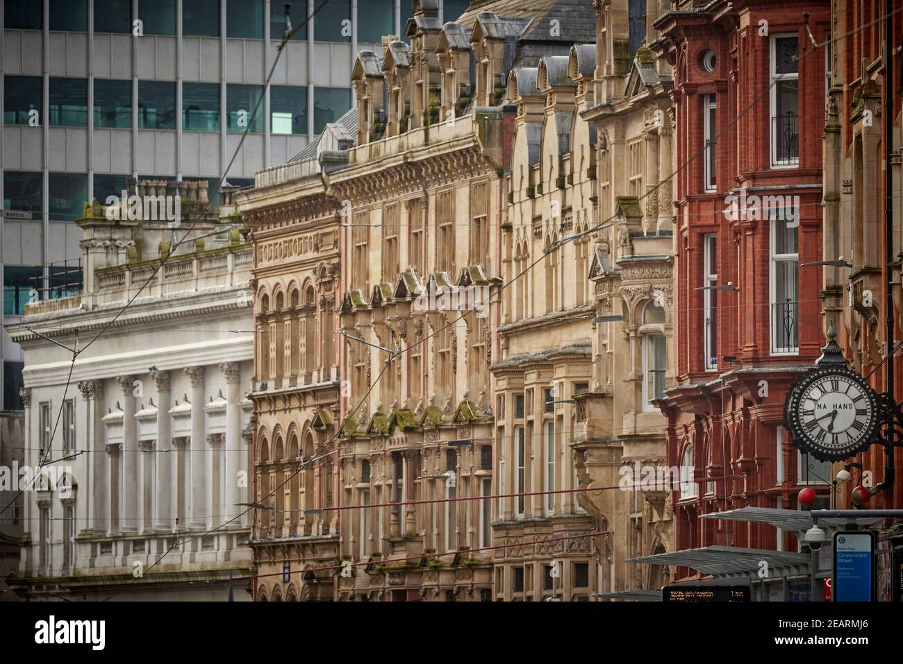 Birminhams centro de la ciudad Corporation Street bancos y una tienda de manzanas llena estos impresionantes fachadas ornamentadas del edificio Foto de stock