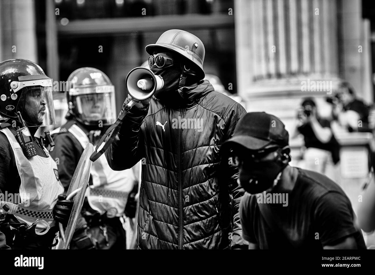 Londres 13 de junio de 2020 Los manifestantes del BLM se enfrentaron con grupos de extrema derecha y la policía en Trafalgar Square Foto de stock