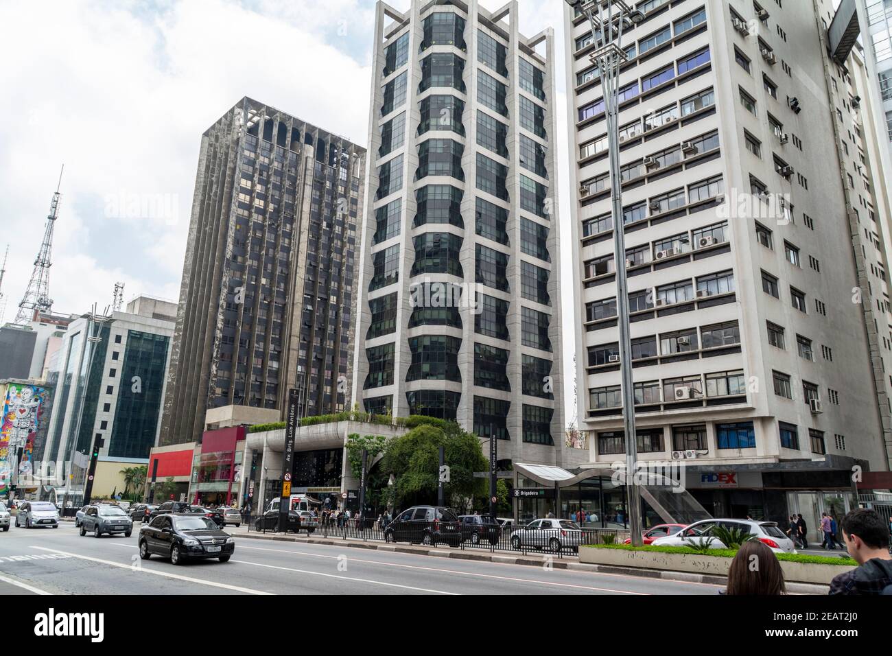 Altas oficinas de bancos comerciales en la Avenida Paulista, el centro financiero más importante de Sao Paulo, Brasil. Foto de stock