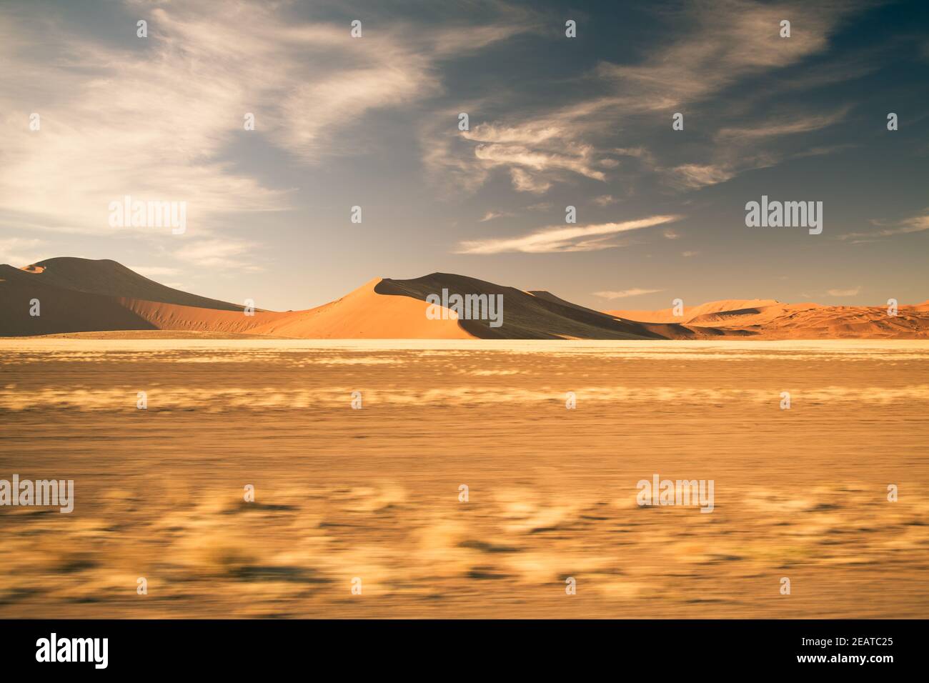 Paisaje desértico namibiano con una luz cálida y dramática Foto de stock