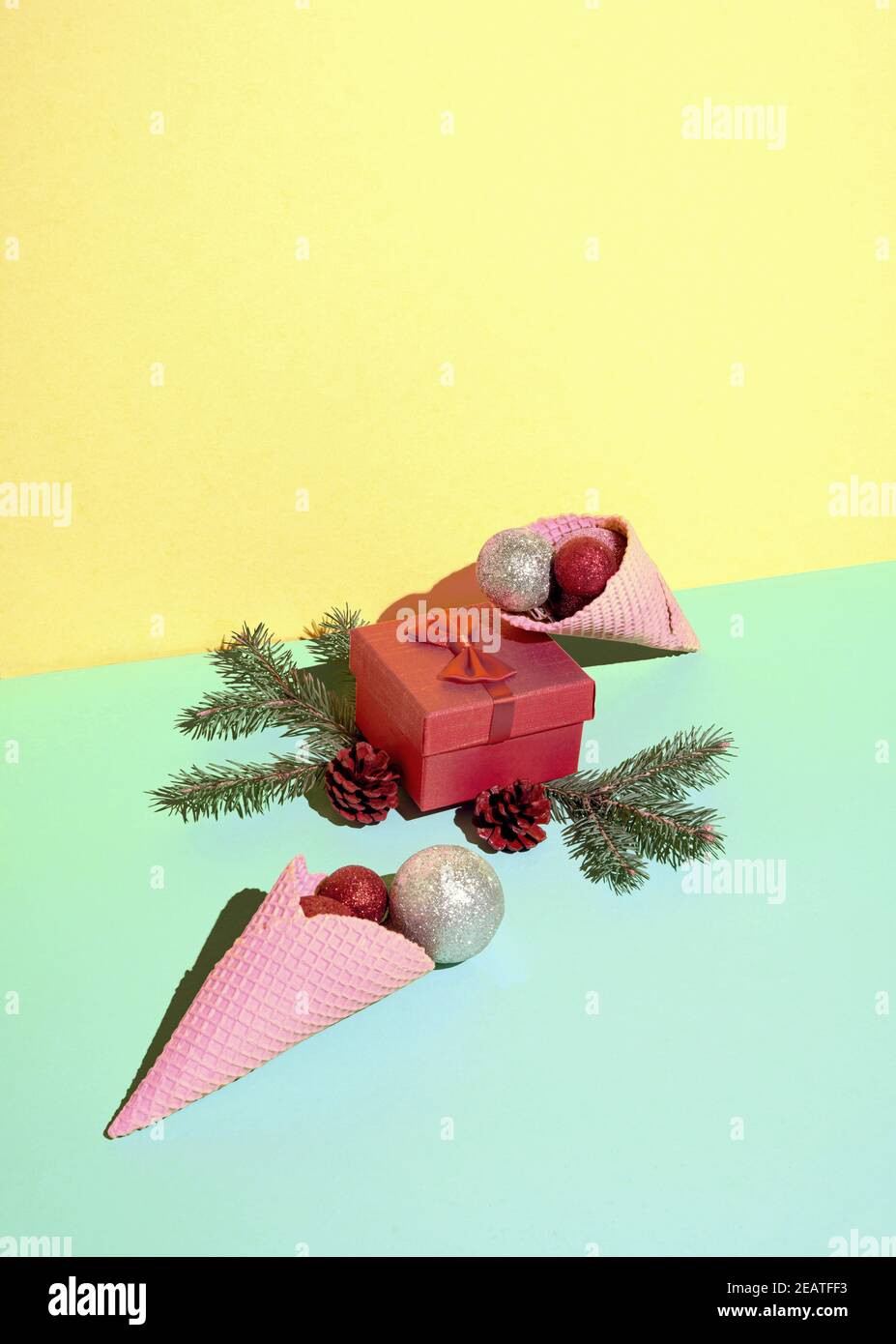 La decoración de año Nuevo como bolas de helado en conos, abstractamente estilizada sobre un fondo de dos tonos en colores modernos. Foto de stock
