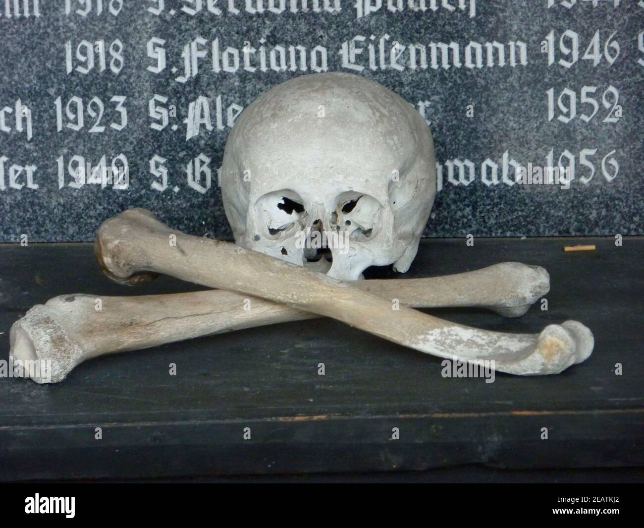 cráneo y huesos cruzados, símbolo de la muerte Foto de stock