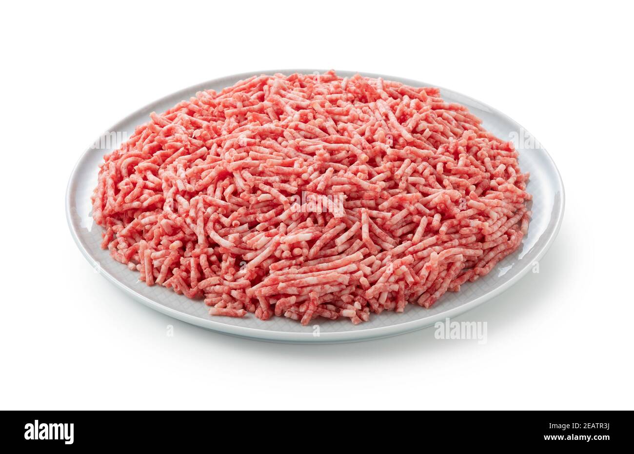 Carne picada servida en un plato sobre fondo blanco Foto de stock