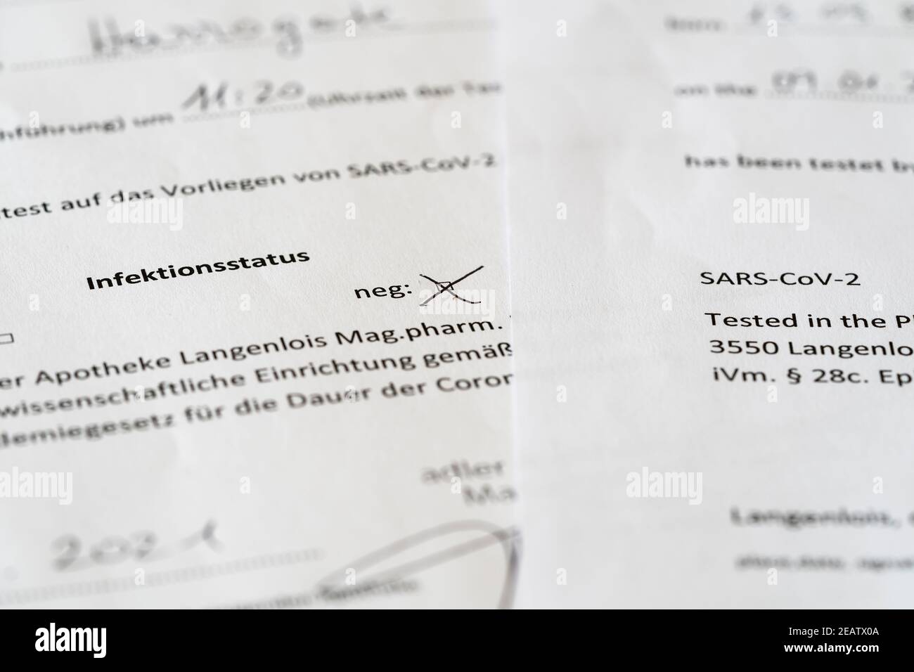 Se requiere una prueba Covid-19 negativa para entrar en el Reino Unido durante el bloqueo - aquí hay dos certificados de prueba negativos De Austria en inglés y alemán Foto de stock