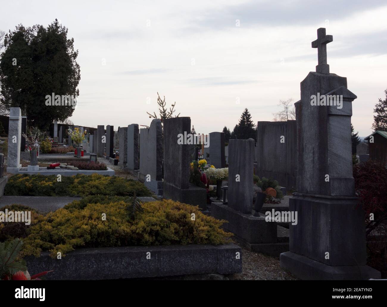 cementerio o cementerio donde están enterrados los muertos Foto de stock