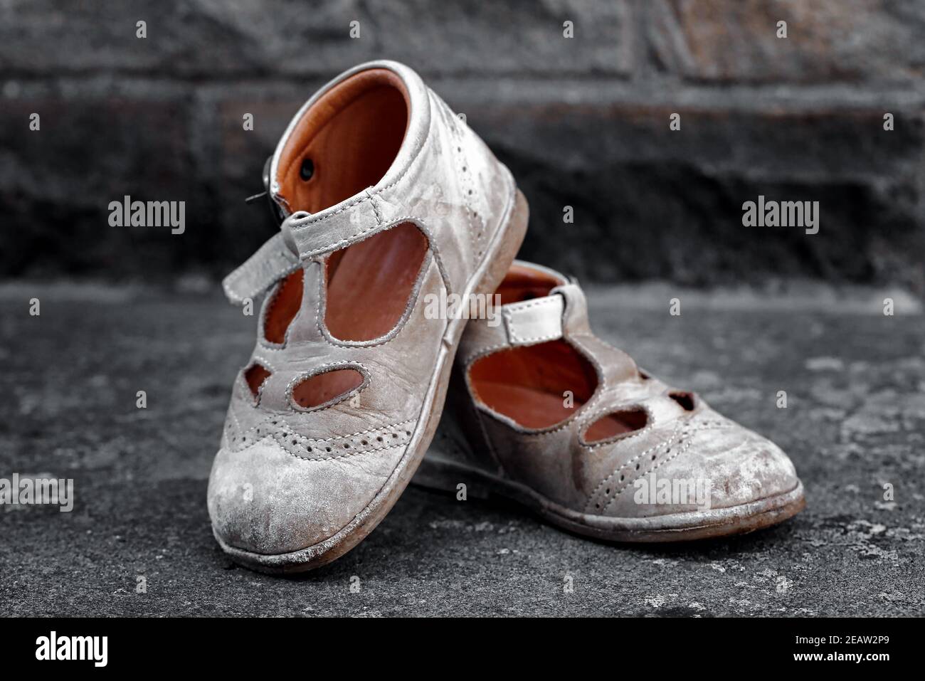 Posada no se dio cuenta cápsula zapatos usados para niños Fotografía de stock - Alamy