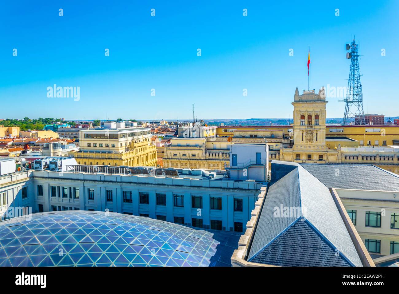 Vista sobre cúpula de cristal del palacio de cibeles en Madrid, España  Fotografía de stock - Alamy