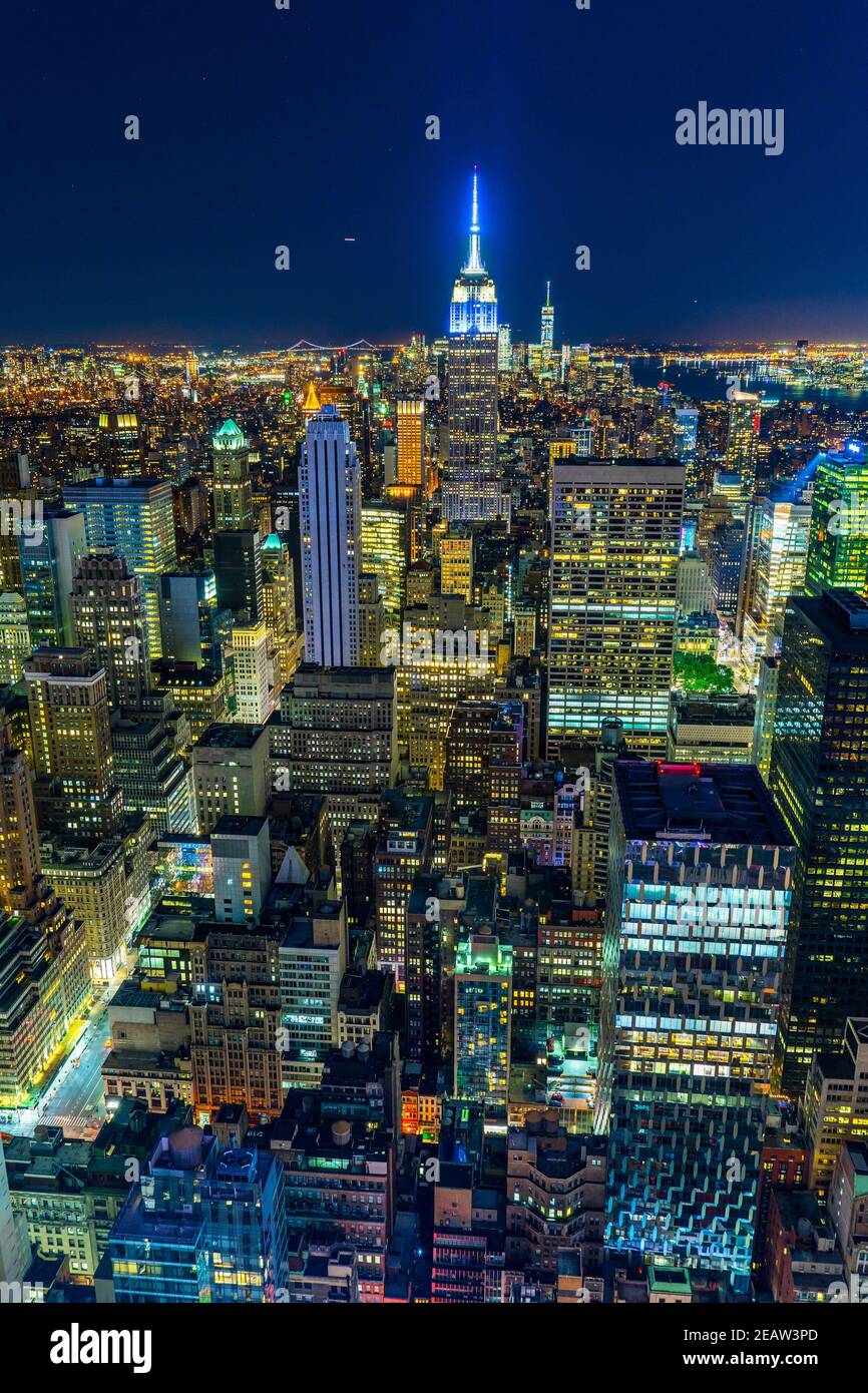 Vista nocturna del centro desde lo alto de la Roca (Plataforma de observación del Rockefeller Center) Foto de stock