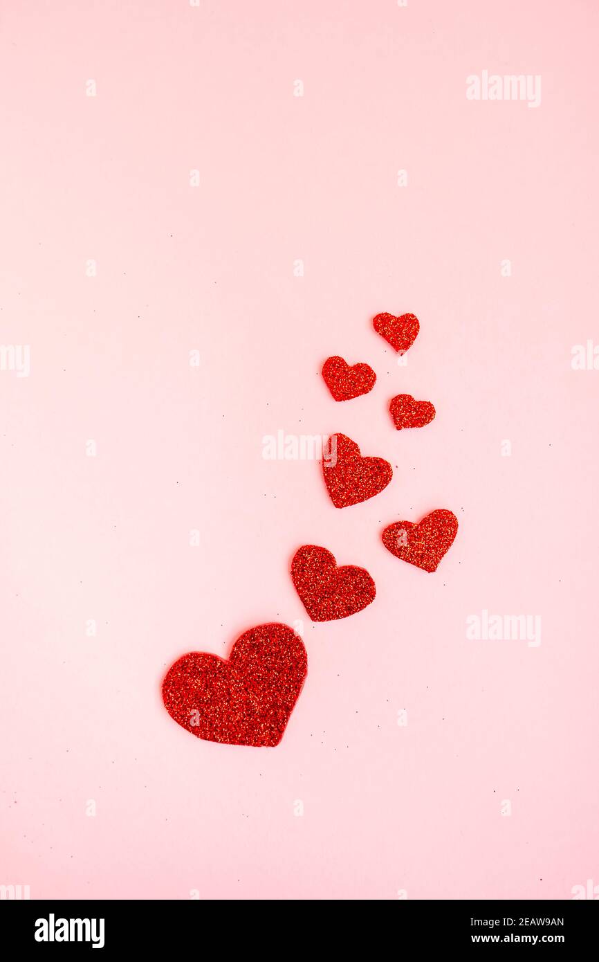 Foto de stock gratuita sobre amor, composición, corazones, decoración, día  de san valentín, mano, manos manos humanas, tiro vertical