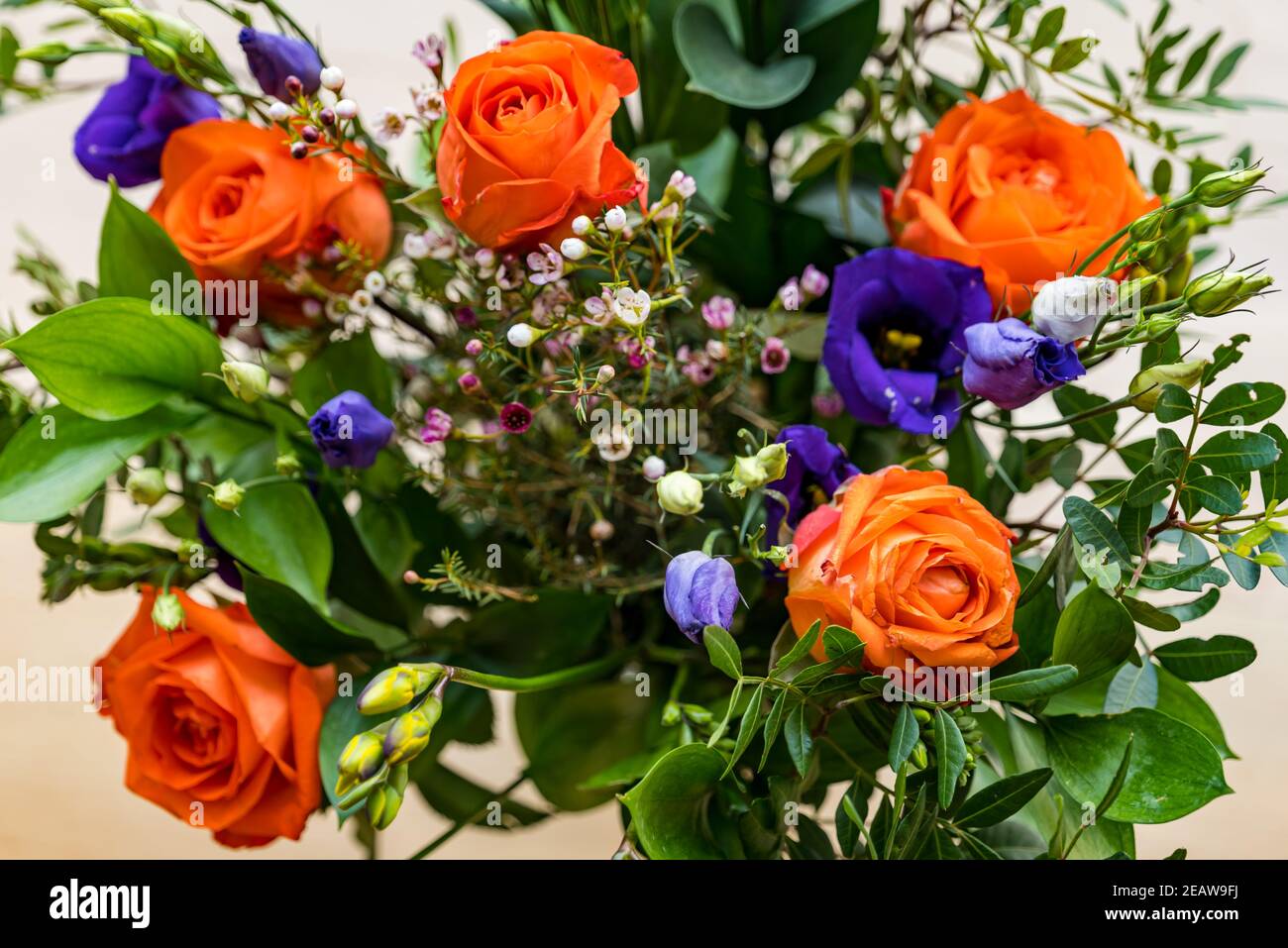 Primer plano de ramo de flores con rosas de naranja Foto de stock