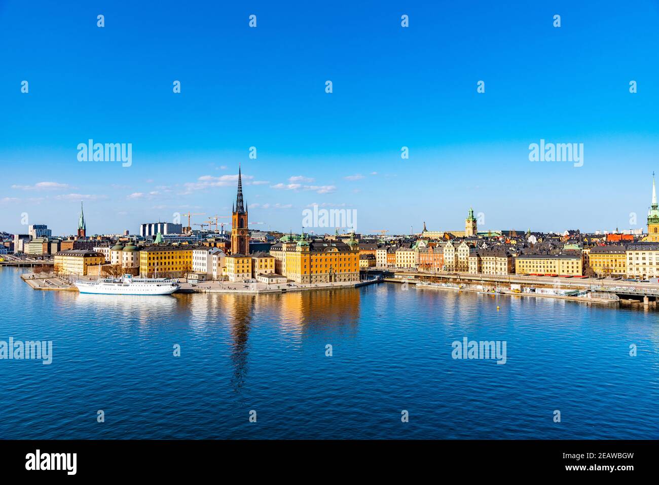 Gamla stan en Estocolmo visto desde la isla Sodermalm, Suecia Foto de stock