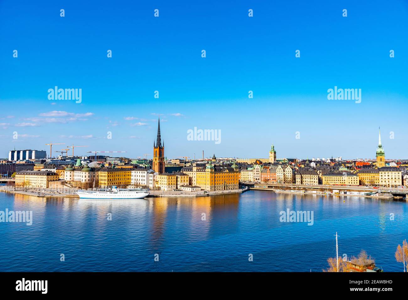 Gamla stan en Estocolmo visto desde la isla Sodermalm, Suecia Foto de stock