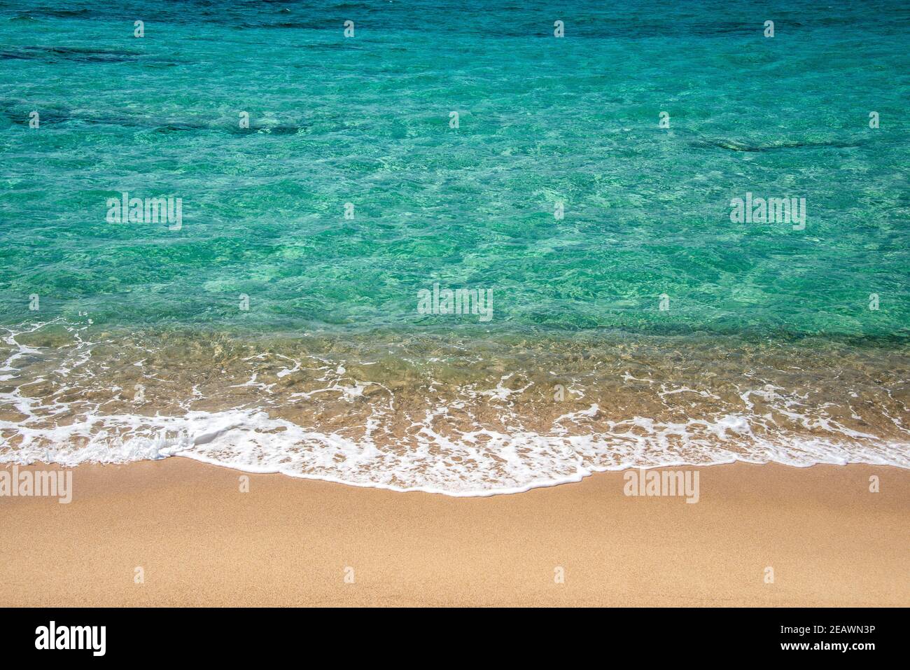 Grandes dunas de arena dorada y aguas cristalinas en Piscinas playa Foto de stock
